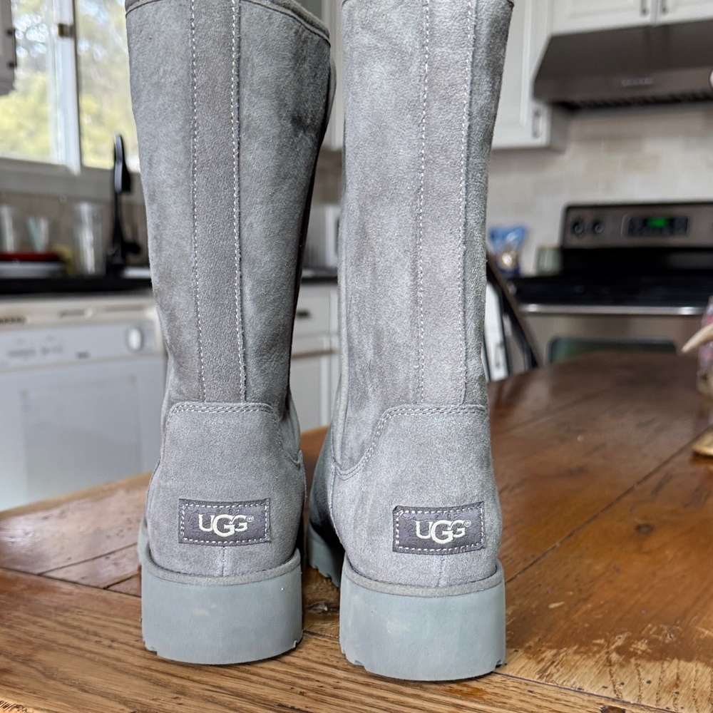 UGG Amie boots size 9 - Picture 2 of 7